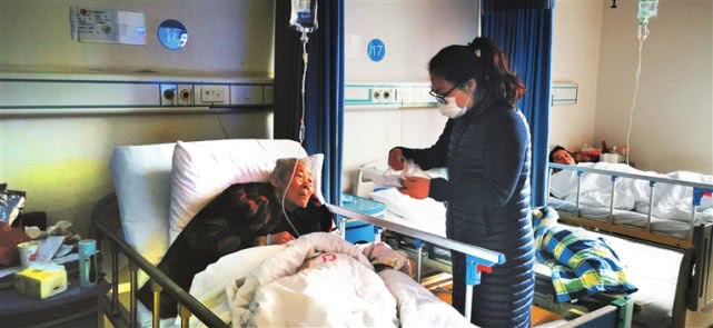 重庆空巢独居老人招聘一对一保姆,重庆照顾老人住家保姆价格