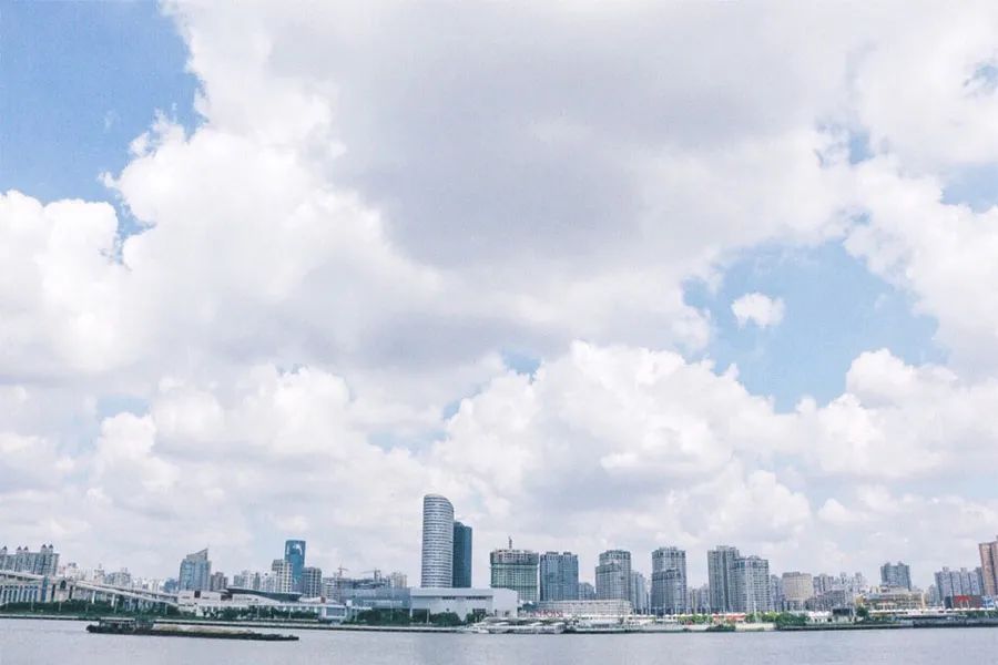 儿童画云简单又漂亮创意画怎么画,儿童画怎么用蜡笔画天空