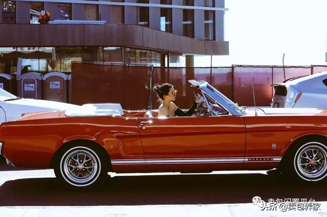 年赚1.5亿成家中最穷，生在名利场，把所有想要的都拿到她才23岁