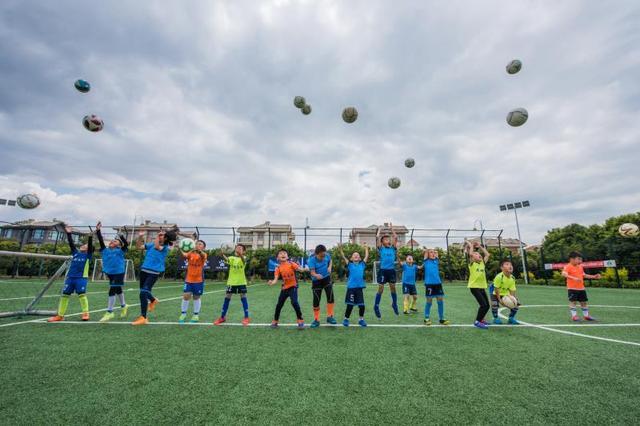 足球基本战术配合方法都有哪些,足球队员基础差用什么战术
