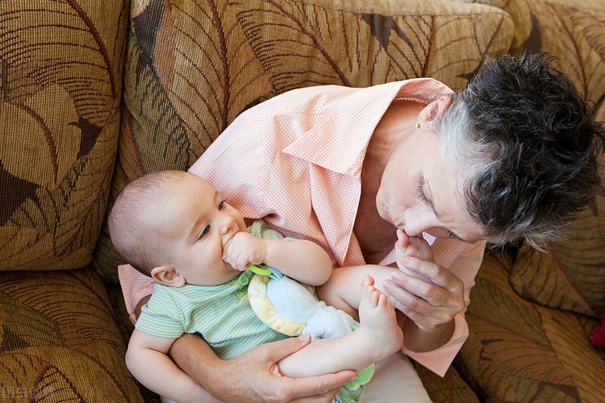 隔代亲与父母教育孩子的矛盾,隔代亲偏心兄弟怎么办