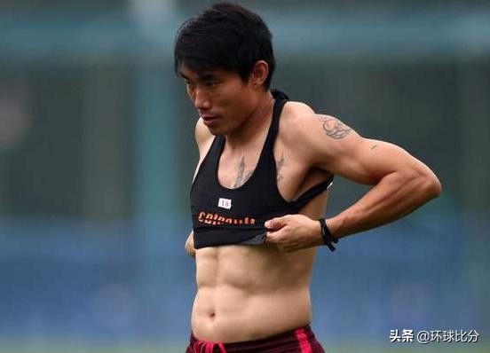 女足球员脱衣庆祝,女足晒腹肌男足躺枪