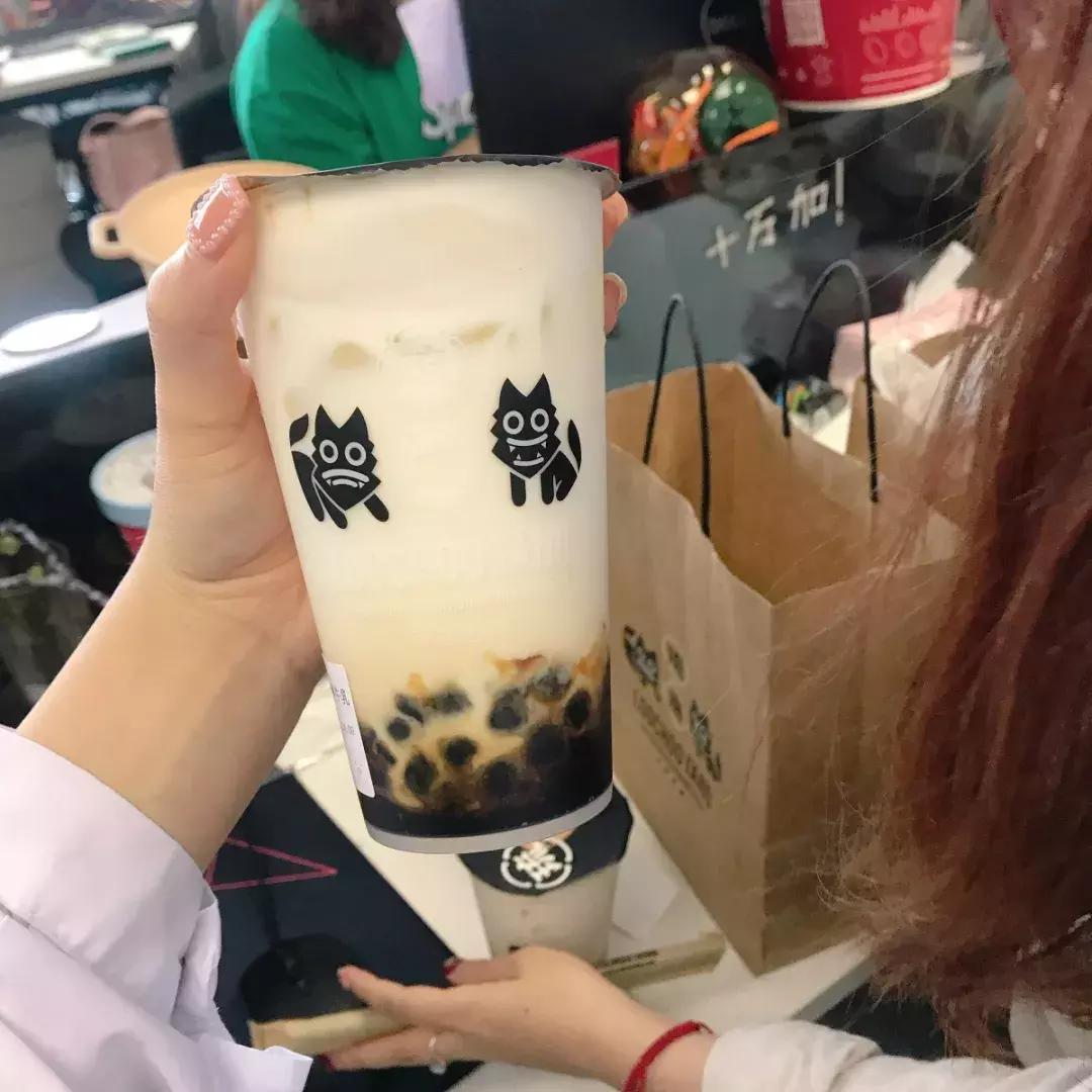 日本冲绳同款！淮海路惊现网红“炒奶茶”，买1送1！