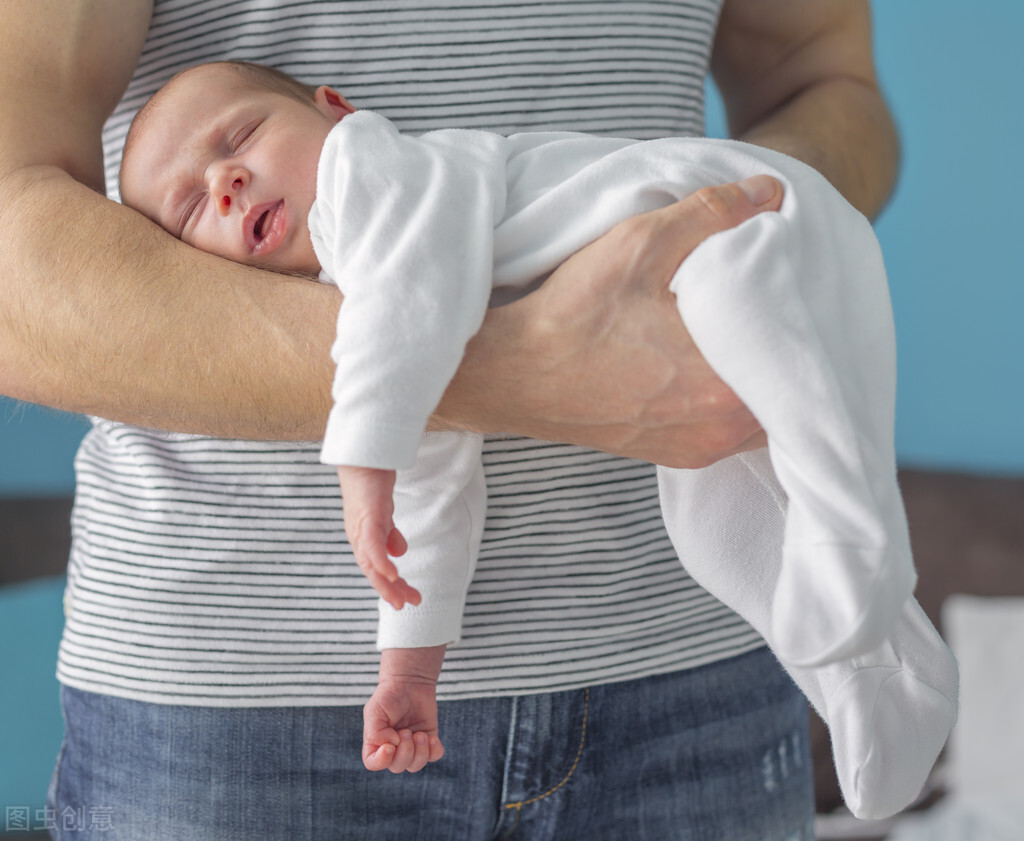 40天宝宝睡觉老是使劲怎么缓解,40天宝宝老是弓腰往前使劲正常吗