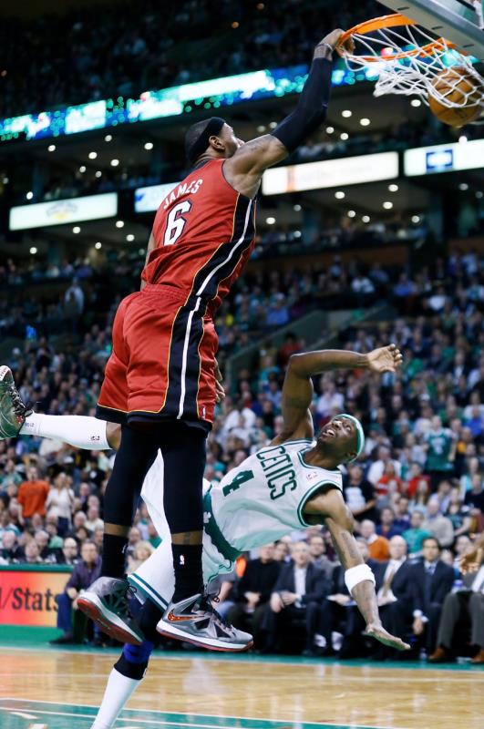 乔丹复出回归芝加哥主场,95年乔丹宣布回归视频