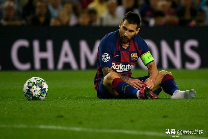 这家伙眼里只有足球，梅西一举动证明，鞋子掉了还在东张西望
