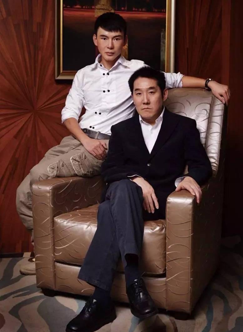 从“美少年”到“蜡像人”，他经历了什么，那场意外该怪谁呢？