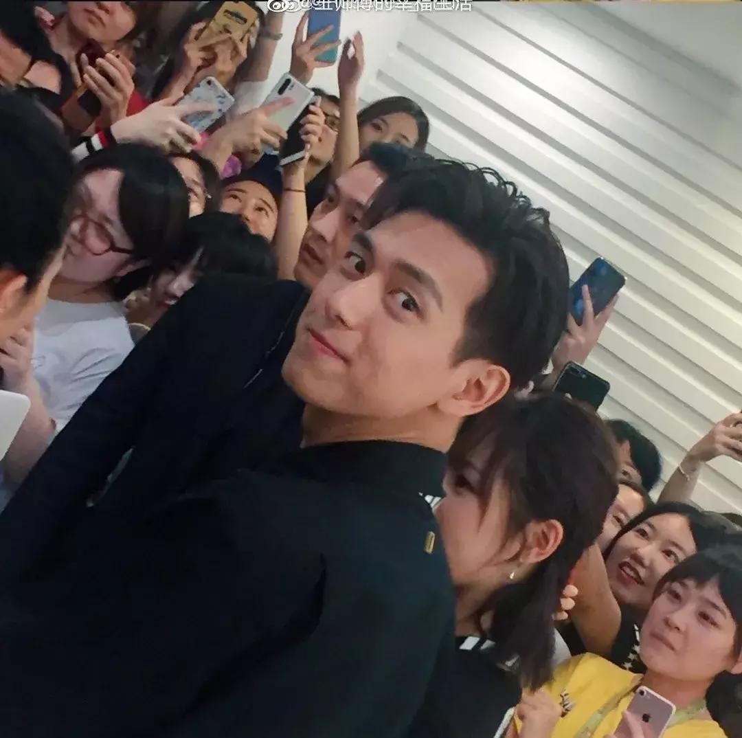 李现不光“骗”女孩感情还“骗”光她们的钱？现男友同款买起来