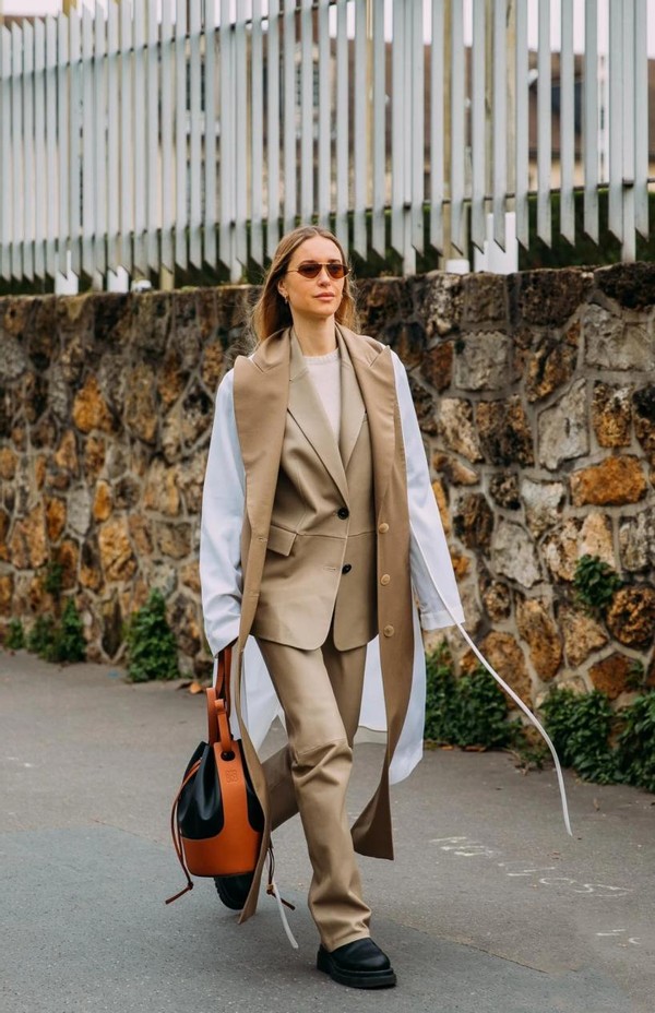 聪明女人穿大衣搭五种裤子有气质,见过世面的女人穿衣搭配