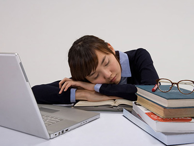 员工午休躺着睡,员工午休超过午休时间