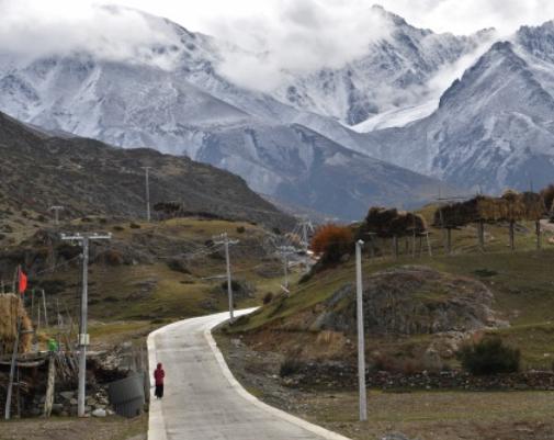 我国最“特别”的村子，被6座冰山包围，令无数人心驰神往