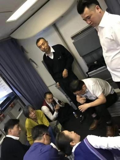 医生用嘴吸痰救人,医生用嘴给老人吸痰救人