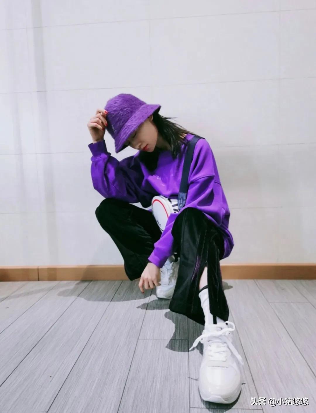 连帽卫衣白色帆布鞋高级穿搭,绿色卫衣配帆布鞋还是老爹鞋