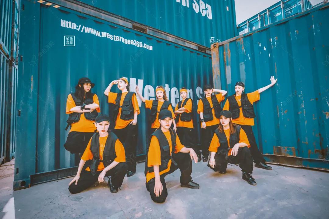 优雅穿搭和艺术感穿搭,十分简约的穿搭穿出高级感