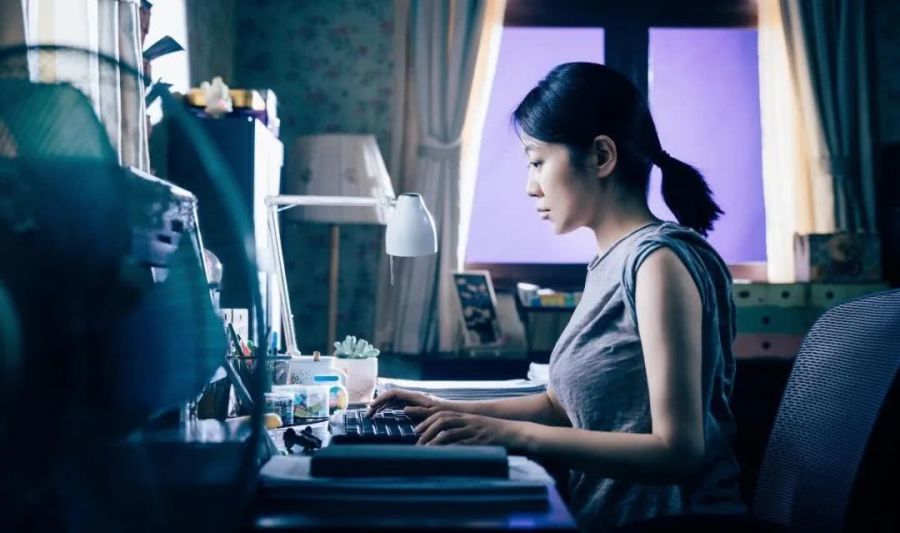 30岁女高管被打倒,被2万块击垮