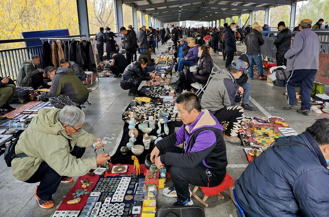 沈阳古玩地摊买日瓷杂货：东西好多，价格好诱人，这是怎么弄来的
