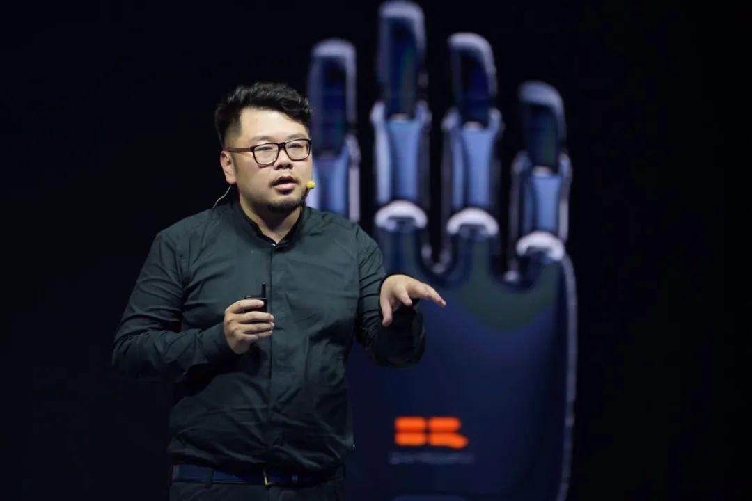 马斯克演示脑机接口植入猪脑,马斯克与比尔盖茨对人类的贡献