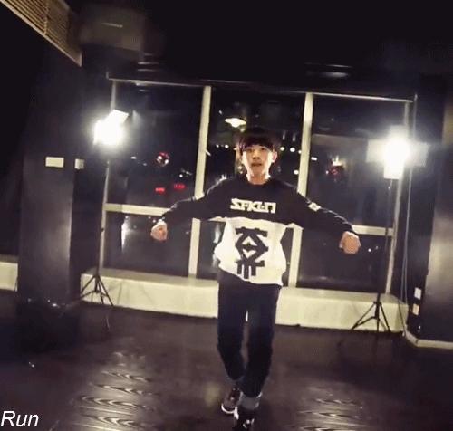 易烊千玺露半面脸,易烊千玺红衣顶胯舞