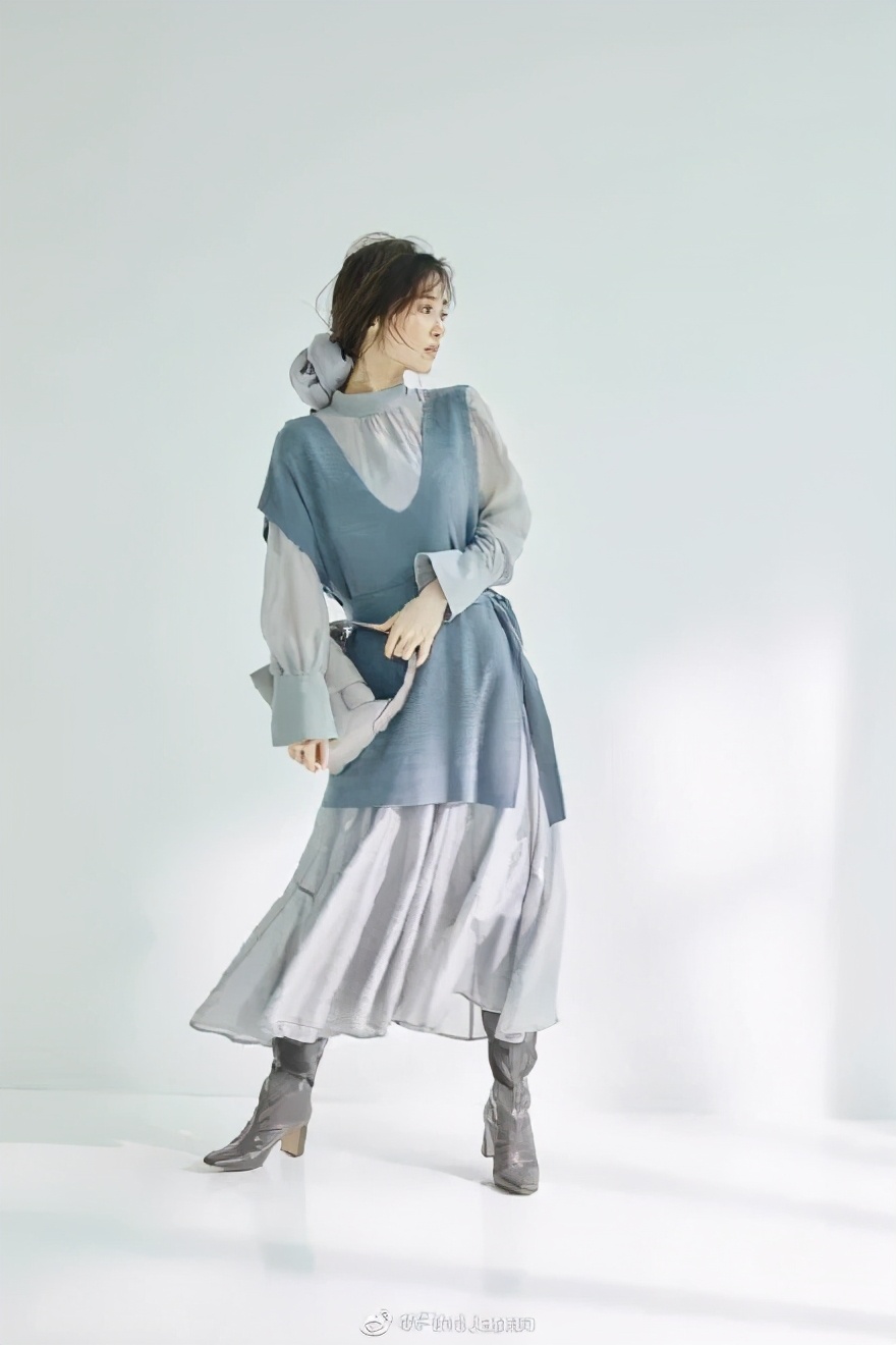 周扬青造型被吐槽脖子短,周扬青深夜晒发照片