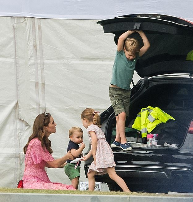 凯特王妃的包多少钱,凯特王妃夏洛特公主亲子装搭配