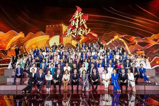 任鲁豫与康辉照片对比,康辉任鲁豫国家主持人方队