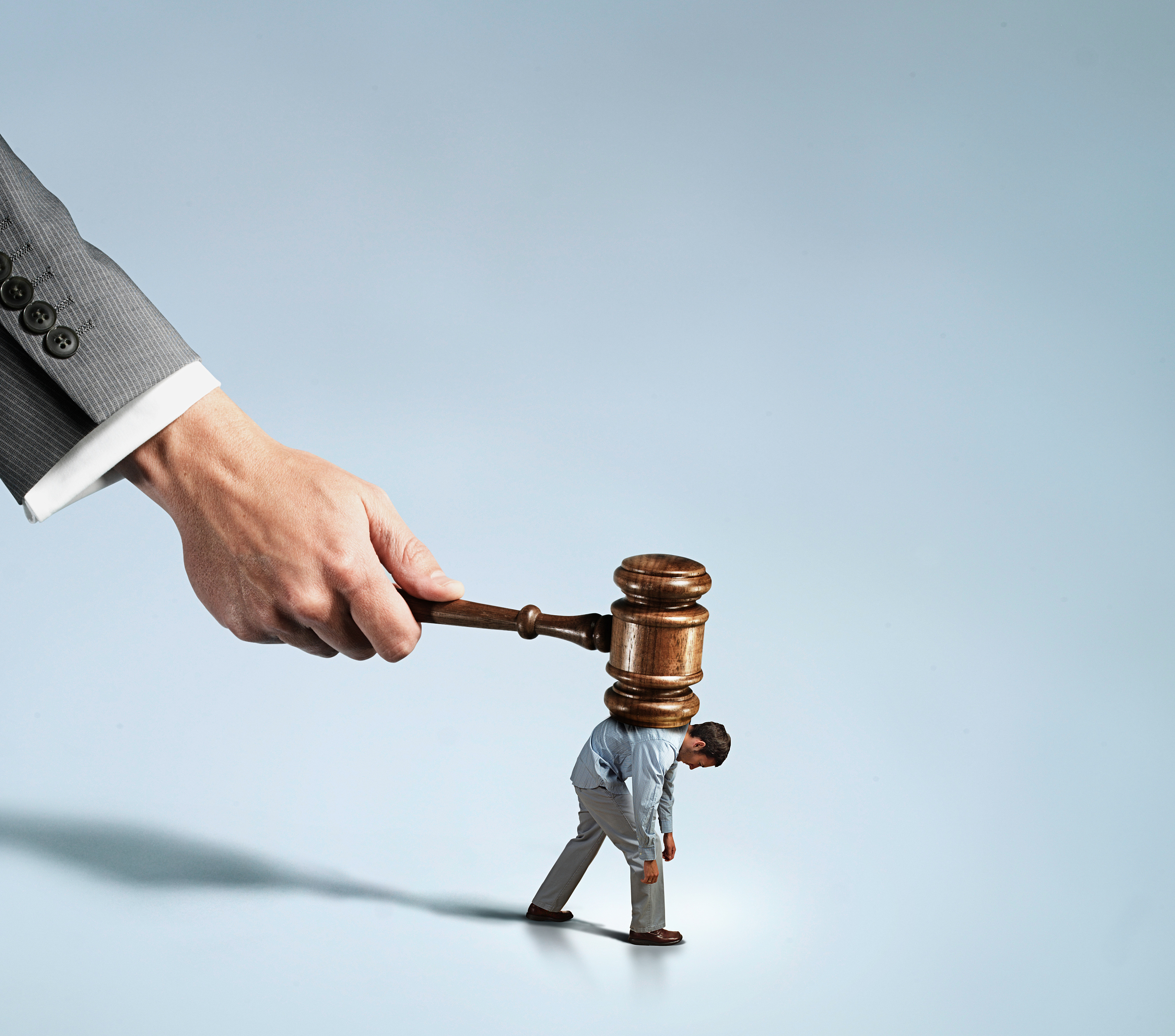 这公司要员工一天设计百张图，律师称违反劳动法，创始人微商起家