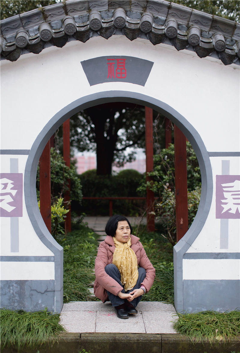 弃儿寻亲记录父亲跪地道歉,江南弃儿寻亲团聚视频