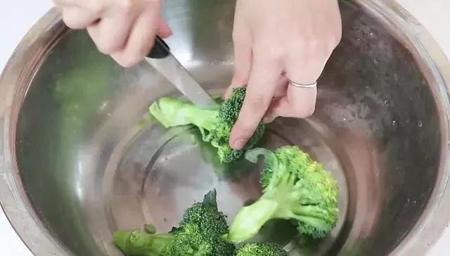 西兰花上面有什么脏东西,西兰花的脏东西怎么清洗