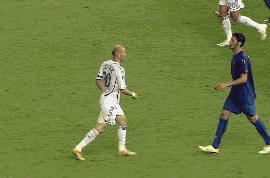 齐达内怒踢德贾明哈,齐达内却用真正玄学带皇马三连冠