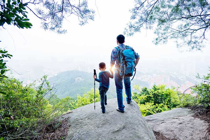 我爸58岁，敷面膜，买假古董，作为女儿我该怎么办？