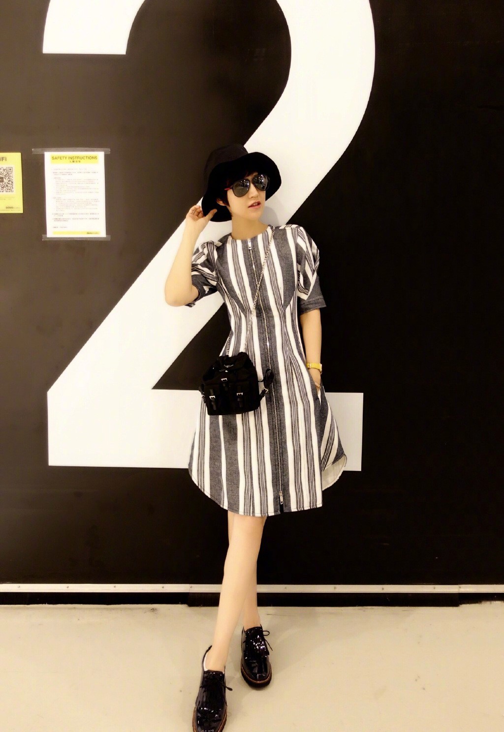 她是陆毅的妻子，43岁穿卫衣配黑色透视裙，同框贝儿像姐妹