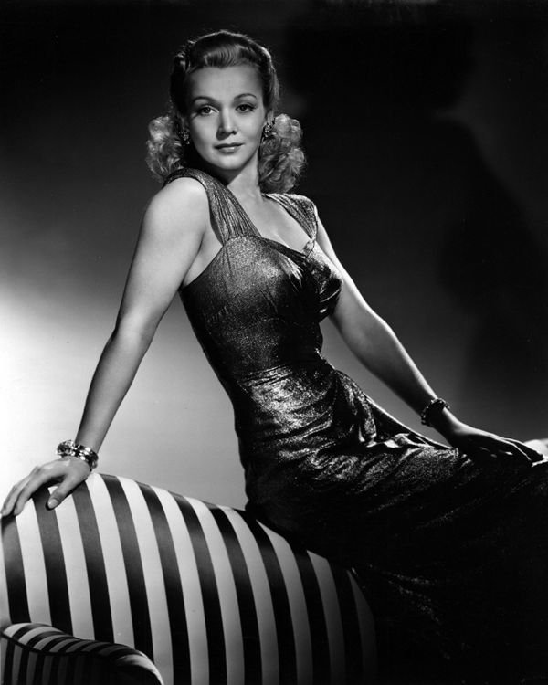 梦露最早的封面照,梦露一开始是金发吗