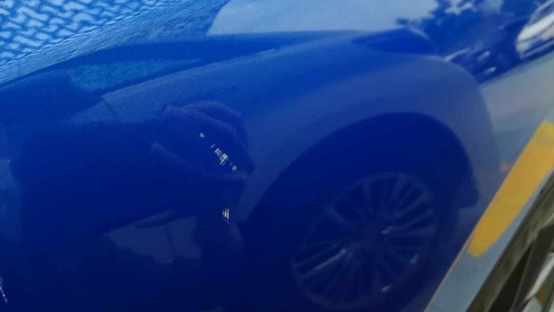 汽车被刮蹭漆了怎么处理最便宜,新车刮蹭划痕怎么处理