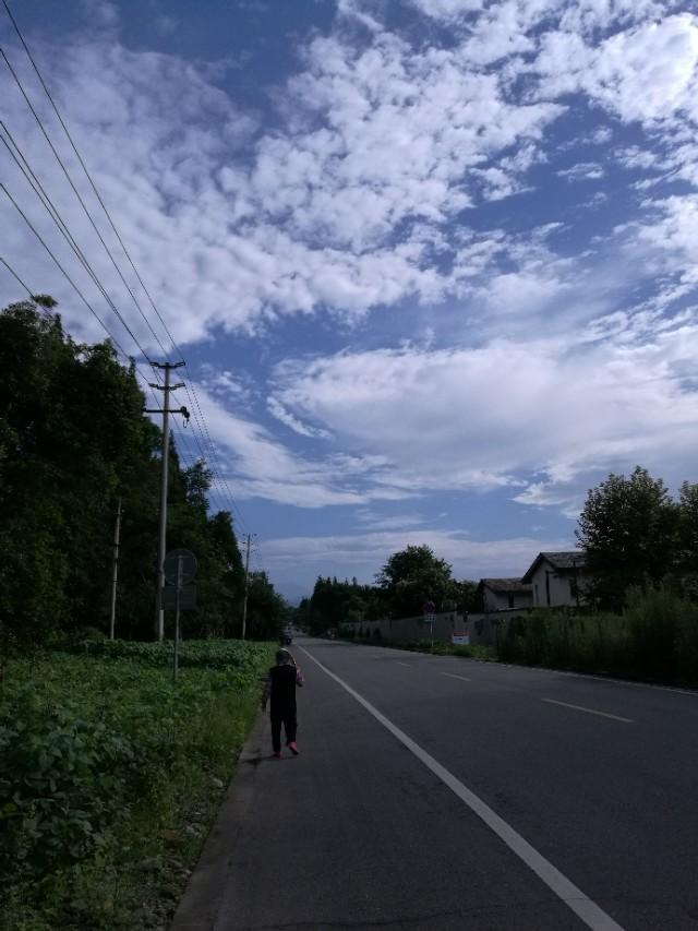 带着93岁老母亲旅行,抬着90多岁的老母亲上山旅游