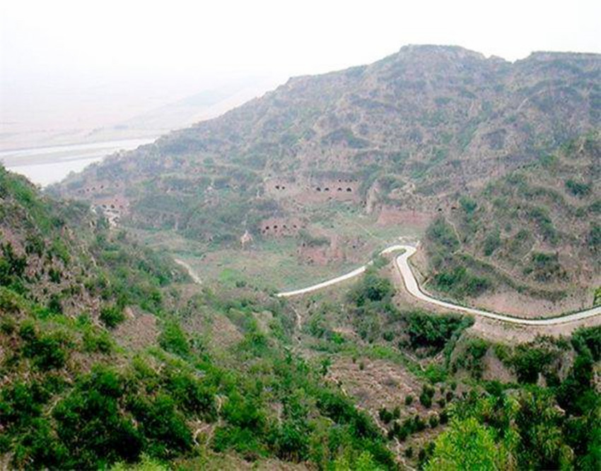 中国哪个地方的人死后葬在家里,中国有把过世的人葬在沙漠的吗