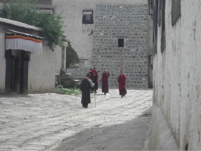 女孩独自一个人去旅游的心理,独自一人去西藏在哪里最好