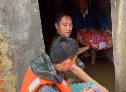 无惧风雪严寒坚守战役一线,不惧风雨救援