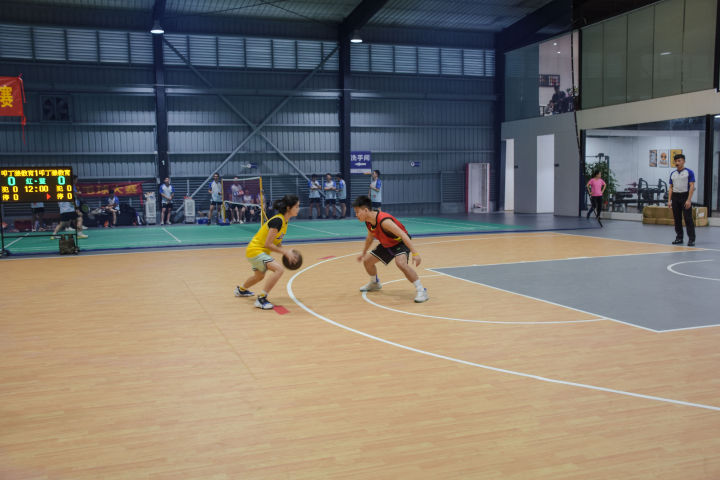 在叩丁狼1024怎么过？当然是“打爆”校长，挑战高颜值篮球博主