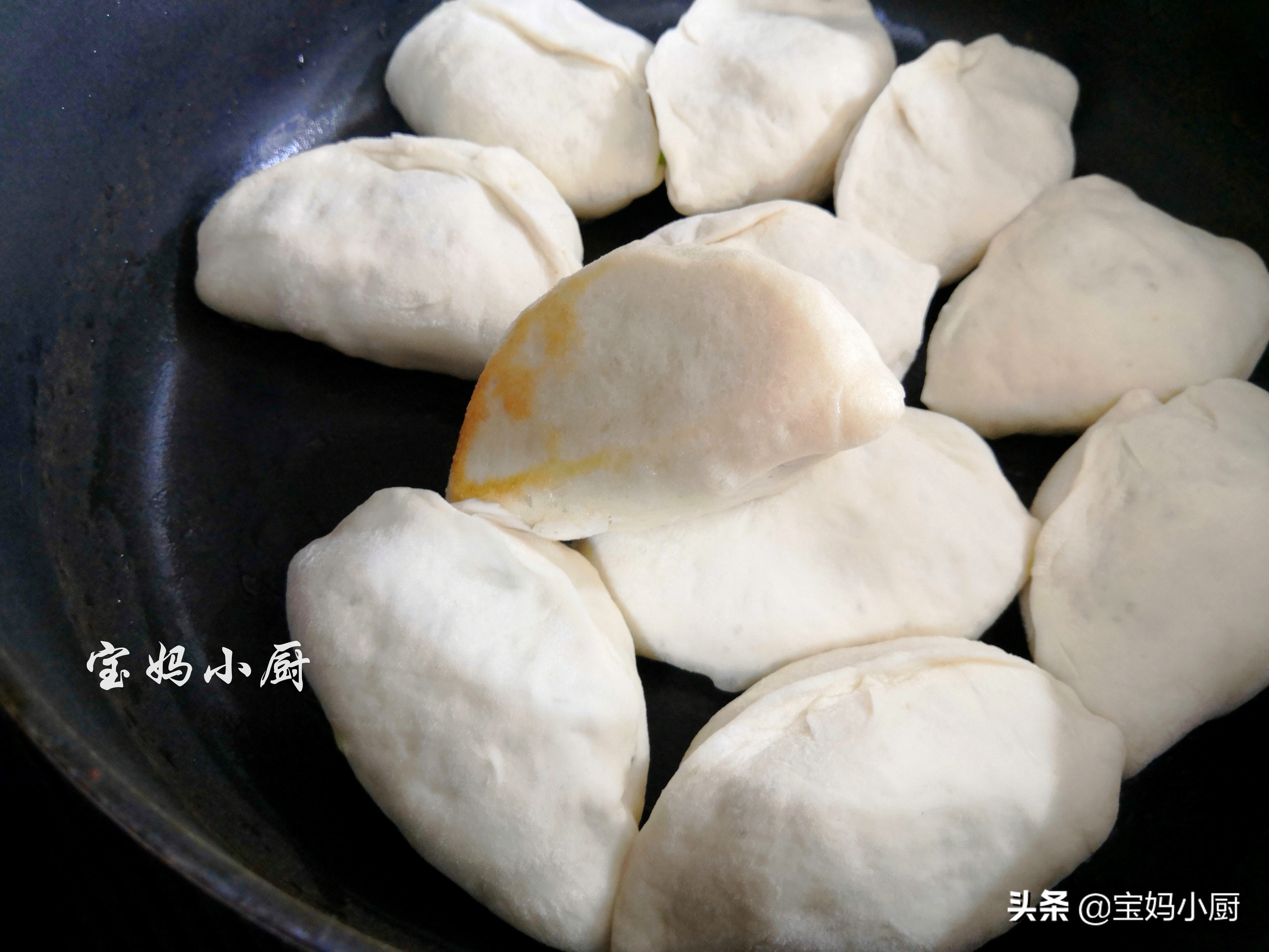 水煎包做早餐，脆底暄皮馅更香，快手上桌有窍门，照着做你也行