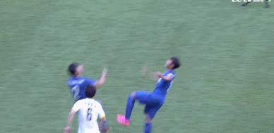 李建滨技不如人就踢人发泄?队友都脸红!申花球迷和曹赟定对骂?