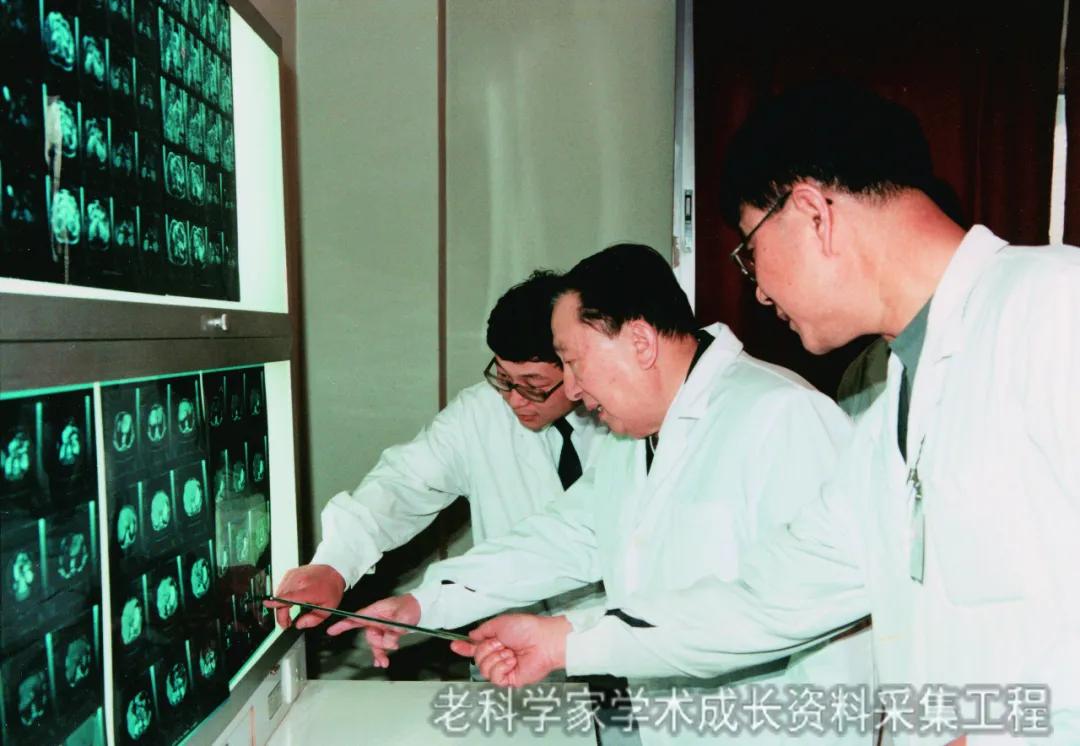 中国著名泌尿外科吴阶平教授,吴阶平泌尿外科学上中下册