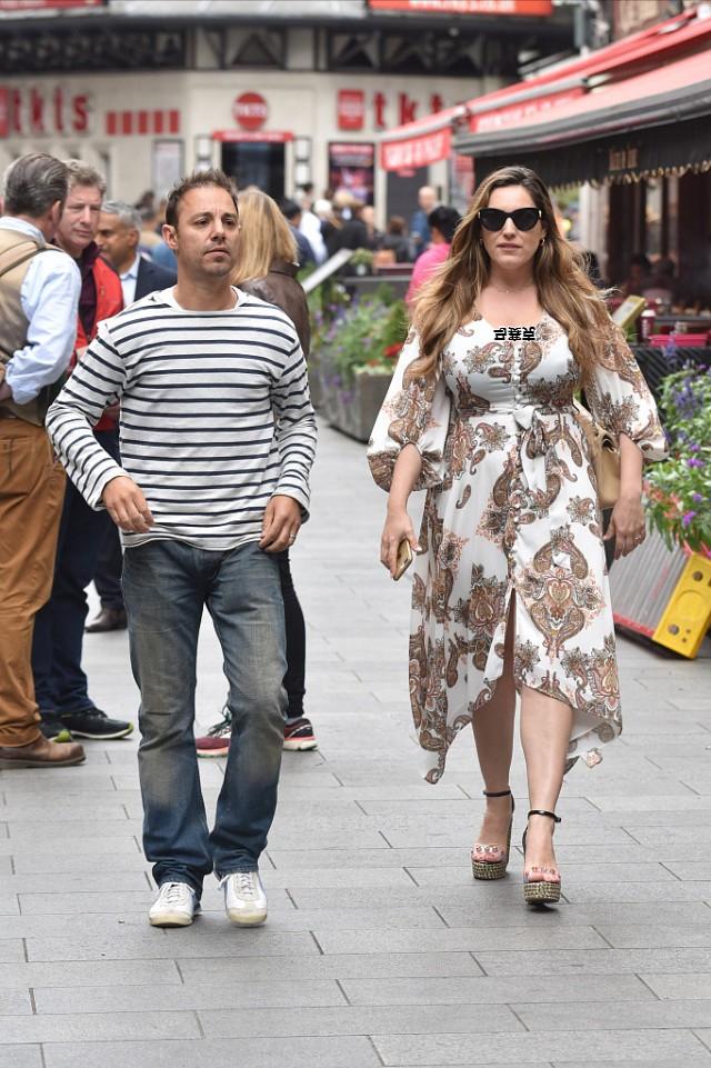 足球宝贝变装巴萨皇马,足球宝宝大变身