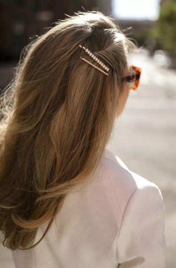 怎么避免头发被风吹的很乱,怎么避免头发被风吹得很高