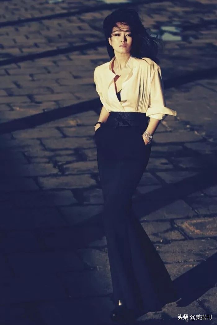 巩俐露背镂空长裙风采依旧,年轻巩俐v领抹胸深v开叉裙