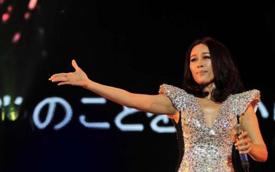 那英当众踢人视频曝光,那英被踢人引热议