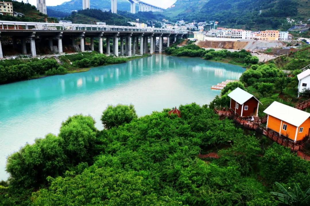 经过扶贫改造后乡村大变样,脱贫攻坚乡村旧貌