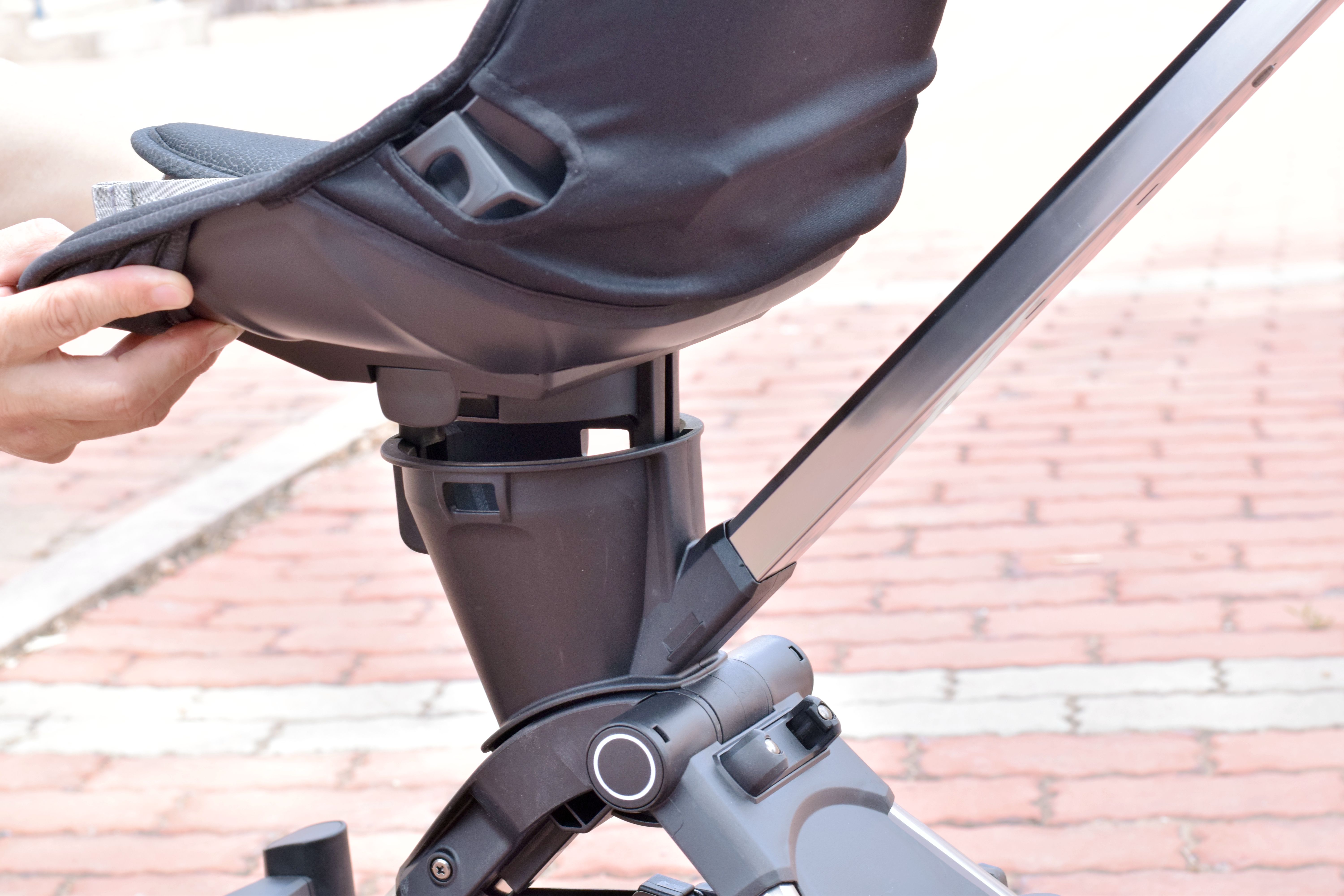 防侧翻设计，单手开合，小米推出首款轻便溜娃车，网友：价格合理