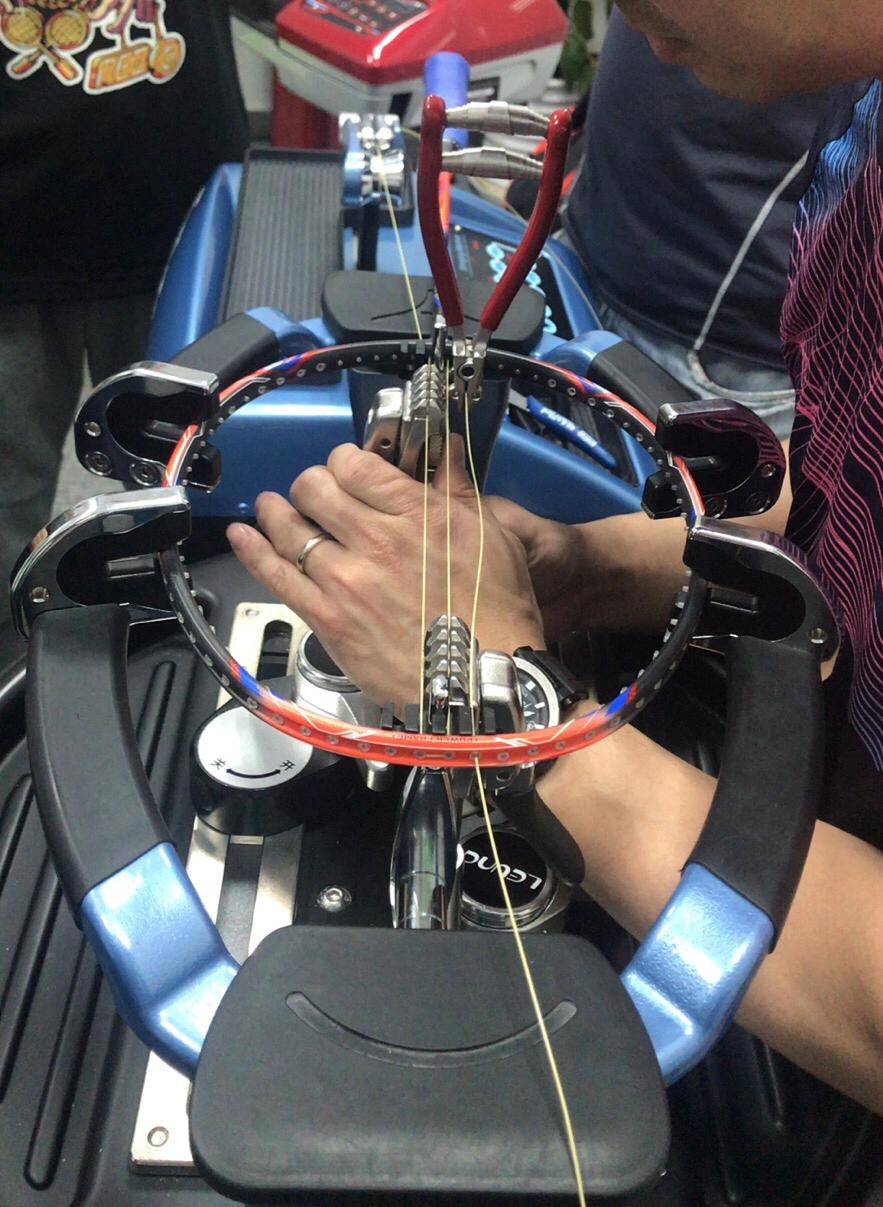 羽毛球线怎么穿视频教程,羽毛球穿线师需要准备什么线