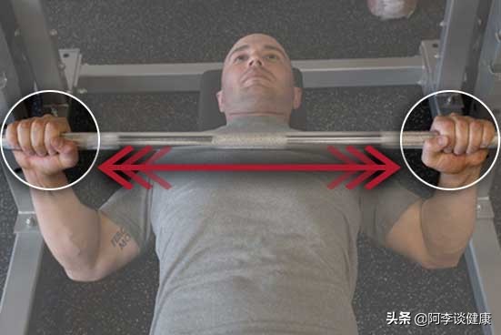卧推力量上不去？药球仰卧胸推爆发力训练：帮你快速进阶提升力量