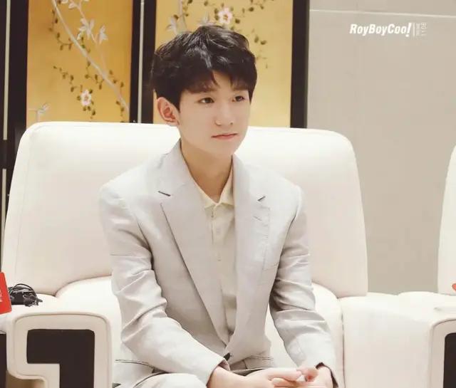 怎么处理“唱歌忘词”？王源嘟嘟嘴，周杰伦机智，王力宏最独特